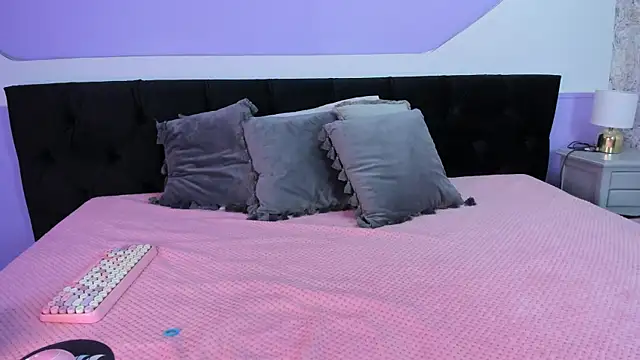 Snapshot of Julieta_Cortes__ chatting on November 2025 11:54:02 AM Julieta Cortes online show from November 2025 11:54:02 AM