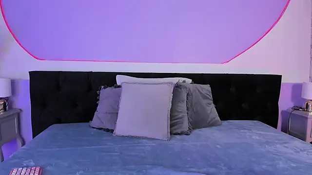 Snapshot of Julieta_Cortes__ chatting on November 2025 12:16:01 PM Julieta Cortes online show from November 2025 12:16:01 PM