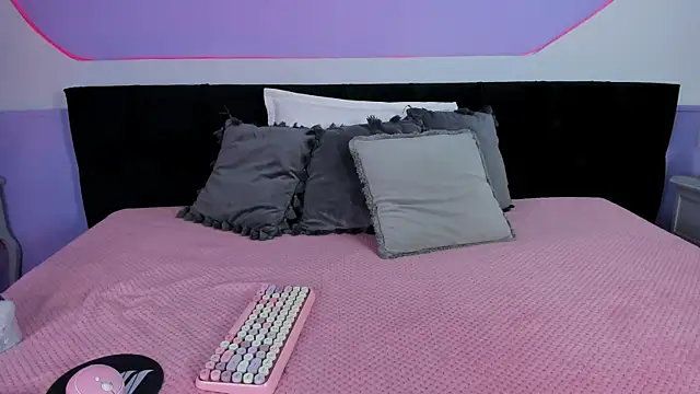 Snapshot of Julieta_Cortes__ chatting on December 2025 11:59:01 AM Julieta Cortes online show from December 2025 11:59:01 AM