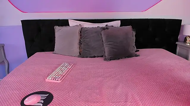 Snapshot of Julieta_Cortes__ chatting on December 2025 12:21:02 PM Julieta Cortes online show from December 2025 12:21:02 PM