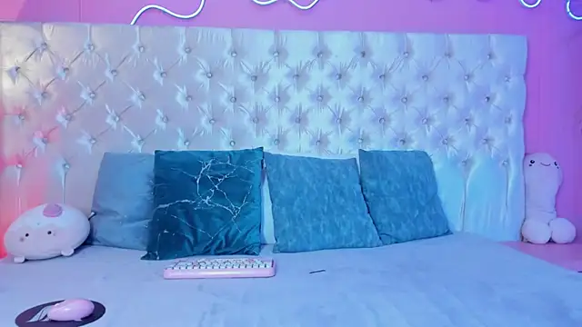 Snapshot of Julieta_Cortes__ chatting on December 2025 12:10:01 PM Julieta Cortes online show from December 2025 12:10:01 PM