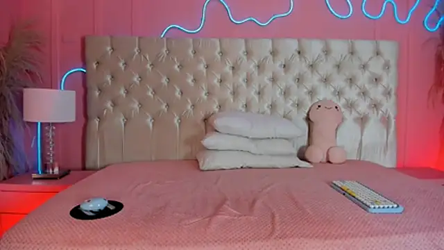 Julieta Cortes   online show from February 2026 12:12:01 PM