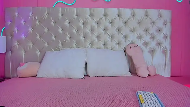 Julieta Cortes   online show from February 2026 12:16:01 PM