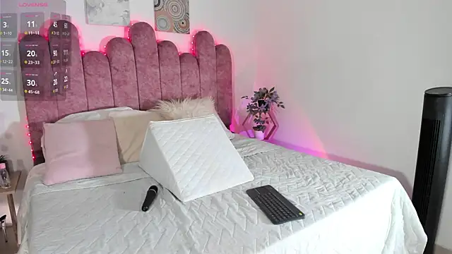 Snapshot of AmberMoss_ chatting on August 2026 06:01:02 AM AmberMoss online show from August 2026 06:01:02 AM