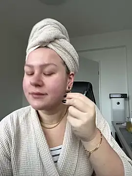 Snapshot of Fancy-Francy chatting on February 2025 07:54:02 AM Fancy-Francy online show from February 2025 07:54:02 AM