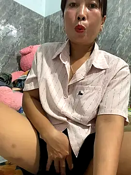 Linaannn online show from December 2025 12:10:01 PM