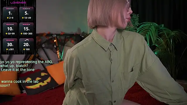 Snapshot of LindaThacker chatting on October 2025 04:18:02 AM LindaThacker online show from October 2025 04:18:02 AM