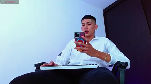 Snapshot of Valerio_20 chatting on March 2025 07:02:02 PM Valerio 20 online show from March 2025 07:02:02 PM