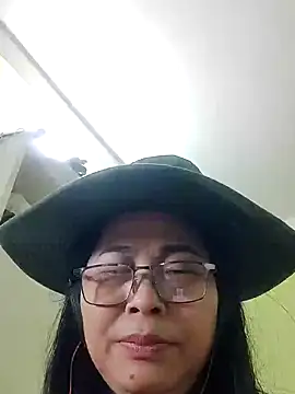 Snapshot of Hangem111 chatting on April 2026 04:05:01 PM Hangem111 online show from April 2026 04:05:01 PM