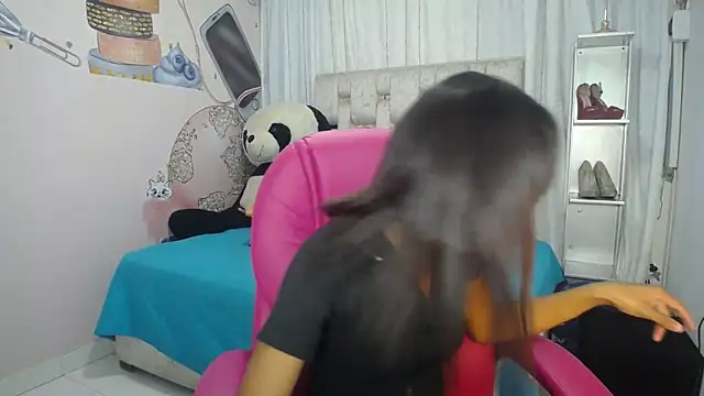 Snapshot of EMMA_SWEETT1 chatting on November 2025 06:37:02 PM EMMA SWEETT1 online show from November 2025 06:37:02 PM