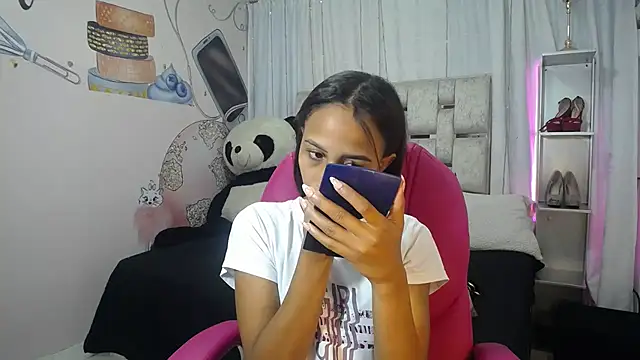 Snapshot of EMMA_SWEETT1 chatting on November 2025 12:28:02 PM EMMA SWEETT1 online show from November 2025 12:28:02 PM