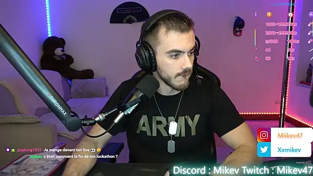 Snapshot of Mikev chatting on October 2025 06:06:02 PM Mikev online show from October 2025 06:06:02 PM