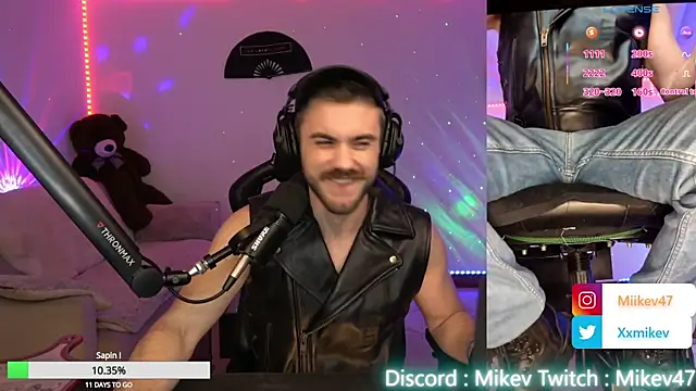 Snapshot of Mikev chatting on November 2025 07:02:02 PM Mikev online show from November 2025 07:02:02 PM