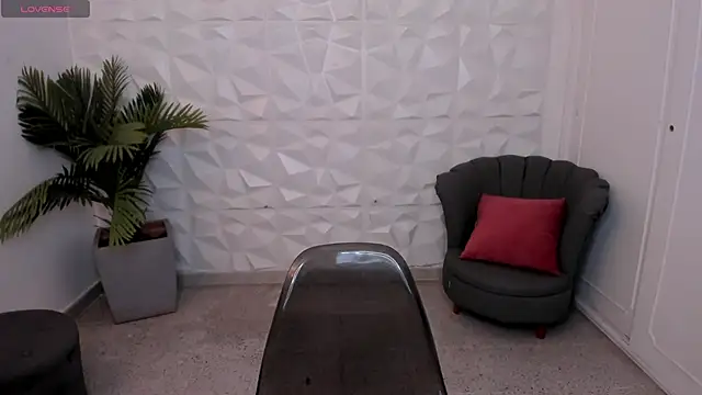 Snapshot of SaraaMills chatting on January 2025 07:31:02 PM SaraaMills online show from January 2025 07:31:02 PM