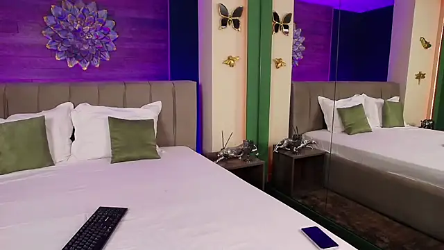 LoraDevine online show from October 2025 07:52:01 PM