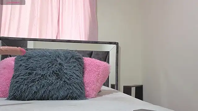 Hotsamantamature online show from November 2025 08:53:01 PM