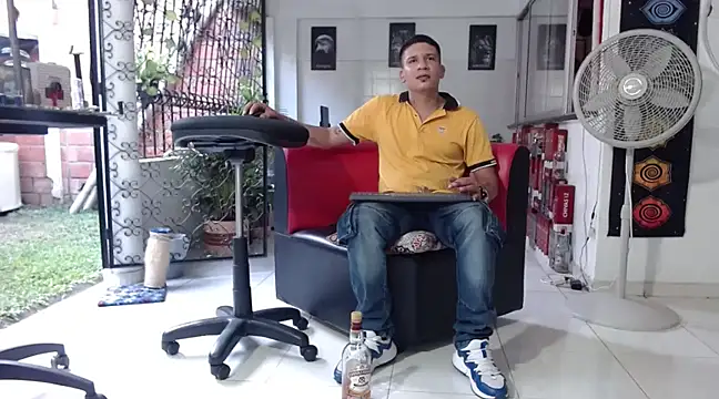 Snapshot of damiam_fiery chatting on December 2024 09:06:01 PM damiam fiery online show from December 2024 09:06:01 PM