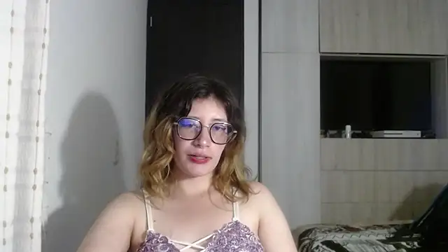 Snapshot of mariana124- chatting on December 2024 06:55:02 PM mariana124- online show from December 2024 06:55:02 PM