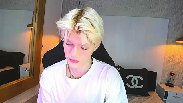 Snapshot of VladHellsing4 chatting on February 2026 01:54:02 PM VladHellsing4 online show from February 2026 01:54:02 PM