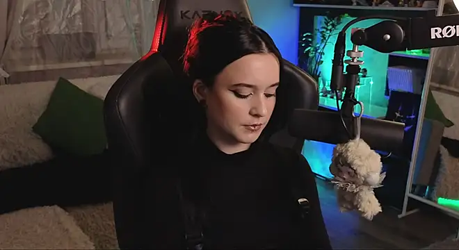 KiraLiLime online show from November 2025 04:31:02 PM