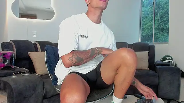 Snapshot of davis_alx1 chatting on February 2025 11:05:01 PM davis alx1 online show from February 2025 11:05:01 PM