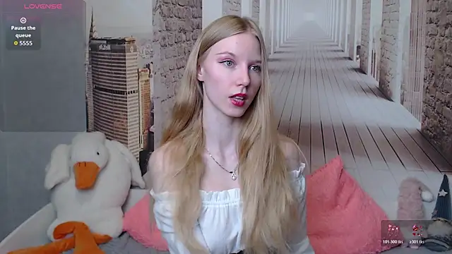 Snapshot of Cutieblondegirl chatting on April 2026 04:48:01 PM Cutieblondegirl online show from April 2026 04:48:01 PM
