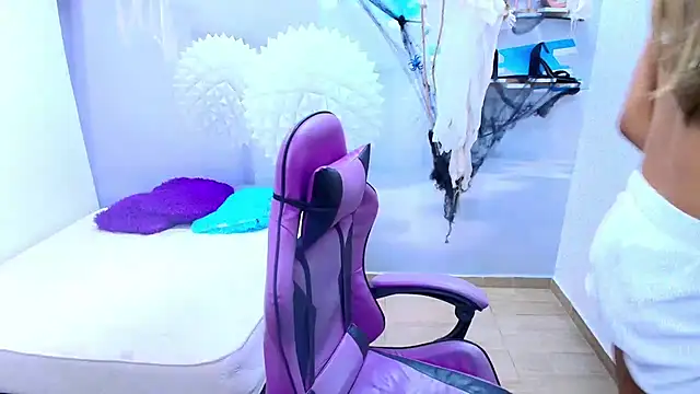 Snapshot of DEMI_LEED chatting on October 2025 02:16:01 PM DEMI LEED online show from October 2025 02:16:01 PM