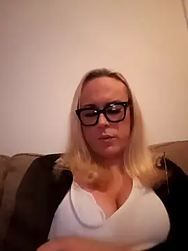 Snapshot of Connie_Pepper chatting on March 2025 02:06:02 AM Connie Pepper online show from March 2025 02:06:02 AM