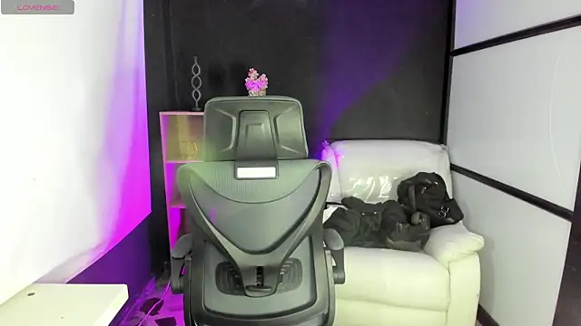 Snapshot of TifanyWhite_ chatting on March 2025 08:32:02 PM TifanyWhite online show from March 2025 08:32:02 PM