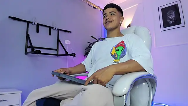 Snapshot of Rob_saenz_ chatting on November 2025 01:33:02 PM Rob saenz online show from November 2025 01:33:02 PM