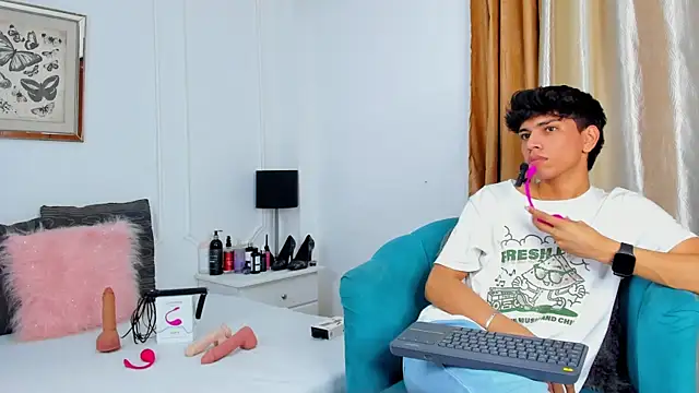 Snapshot of Santy_carrington chatting on January 2025 12:02:01 AM Santy carrington online show from January 2025 12:02:01 AM