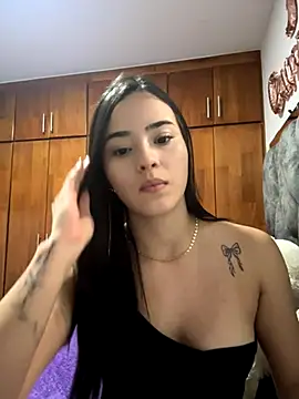 Snapshot of Veronica_isaza__ chatting on November 2025 01:58:02 AM Veronica isaza online show from November 2025 01:58:02 AM