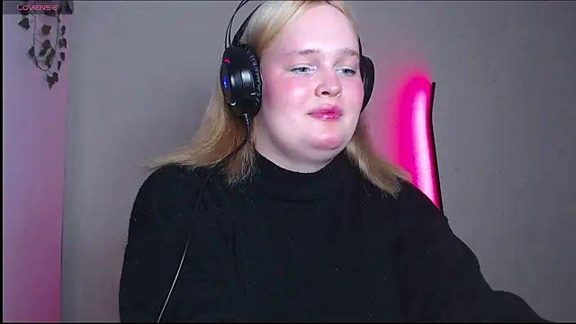 Snapshot of rozzhaos8 chatting on October 2025 07:08:01 PM rozzhaos8 online show from October 2025 07:08:01 PM