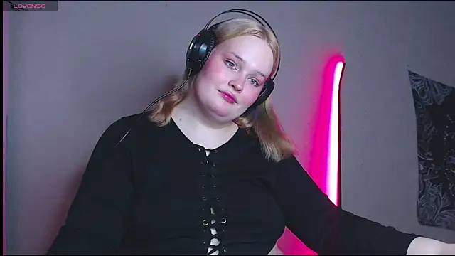 Snapshot of rozzhaos8 chatting on November 2025 09:04:02 PM rozzhaos8 online show from November 2025 09:04:02 PM