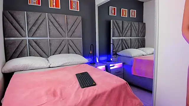 Snapshot of Laura_Dicardy chatting on January 2025 02:10:02 PM Laura Dicardy online show from January 2025 02:10:02 PM