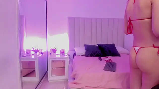 Snapshot of Laura_Dicardy chatting on March 2025 03:56:01 PM Laura Dicardy online show from March 2025 03:56:01 PM