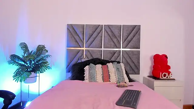 Snapshot of Laura_Dicardy chatting on September 2025 07:27:02 PM Laura Dicardy online show from September 2025 07:27:02 PM