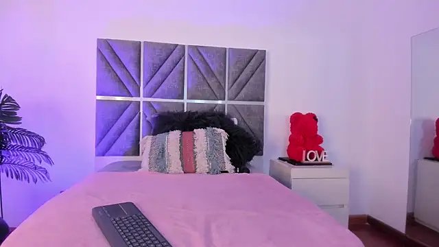 Snapshot of Laura_Dicardy chatting on September 2025 07:40:02 PM Laura Dicardy online show from September 2025 07:40:02 PM