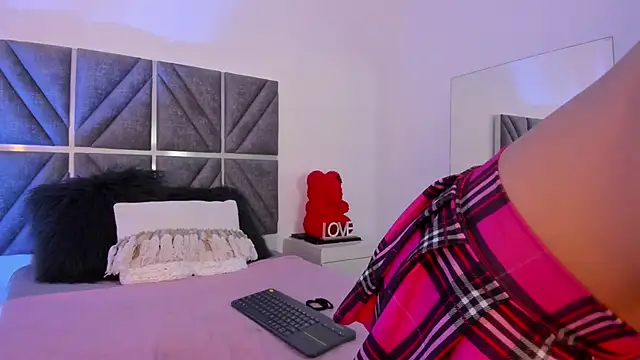 Snapshot of Laura_Dicardy chatting on October 2025 07:45:01 PM Laura Dicardy online show from October 2025 07:45:01 PM