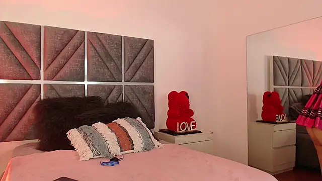 Snapshot of Laura_Dicardy chatting on October 2025 07:41:01 PM Laura Dicardy online show from October 2025 07:41:01 PM