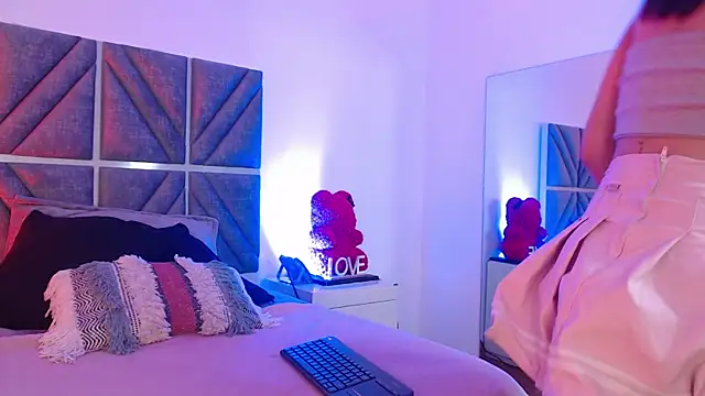 Snapshot of Laura_Dicardy chatting on December 2025 08:28:02 PM Laura Dicardy online show from December 2025 08:28:02 PM