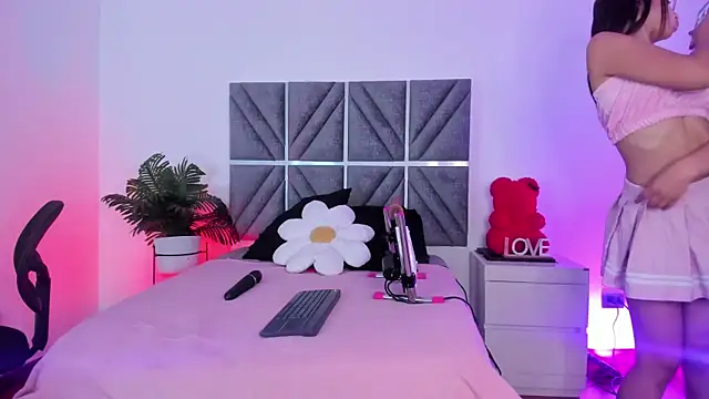 Snapshot of Laura_Dicardy chatting on February 2026 08:07:01 PM Laura Dicardy online show from February 2026 08:07:01 PM