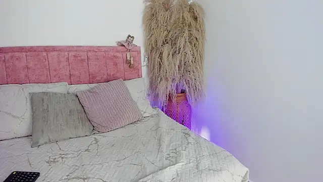 Sofiawilson  online show from October 2025 02:18:02 PM