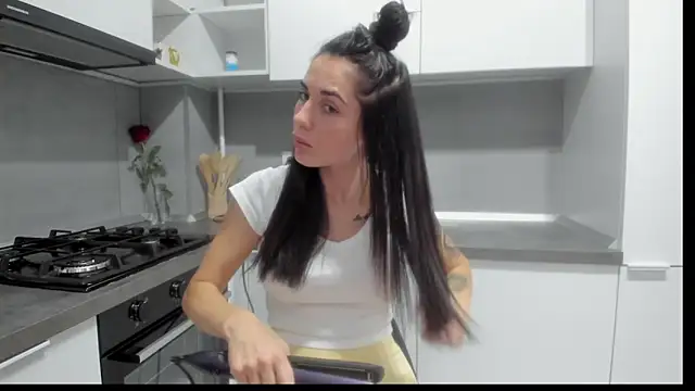 Emmapmg online show from November 2025 12:36:01 AM