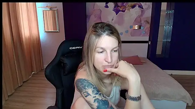 Snapshot of EmilyWalkeri chatting on July 2026 07:25:02 AM EmilyWalkeri online show from July 2026 07:25:02 AM