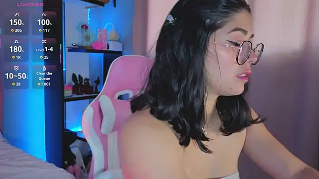 Snapshot of LoaLuxury chatting on November 2025 06:29:01 PM LoaLuxury online show from November 2025 06:29:01 PM