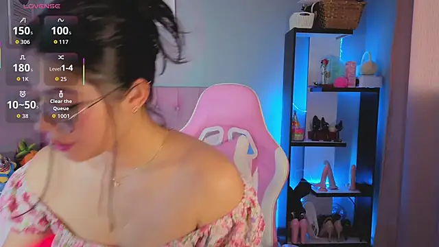 Snapshot of LoaLuxury chatting on November 2025 04:18:02 PM LoaLuxury online show from November 2025 04:18:02 PM