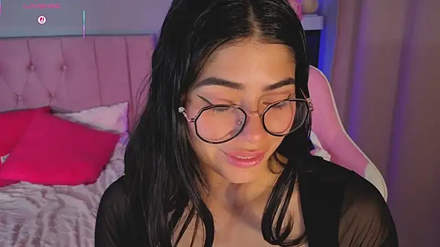 Snapshot of LoaLuxury chatting on December 2025 12:58:02 PM LoaLuxury online show from December 2025 12:58:02 PM