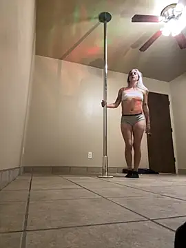 Snapshot of brooklyn3twelve chatting on October 2025 02:08:02 AM brooklyn3twelve online show from October 2025 02:08:02 AM