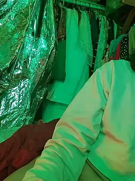 gurlnips online show from January 2026 01:37:02 PM